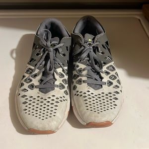 nike Men’s gray training sneakers